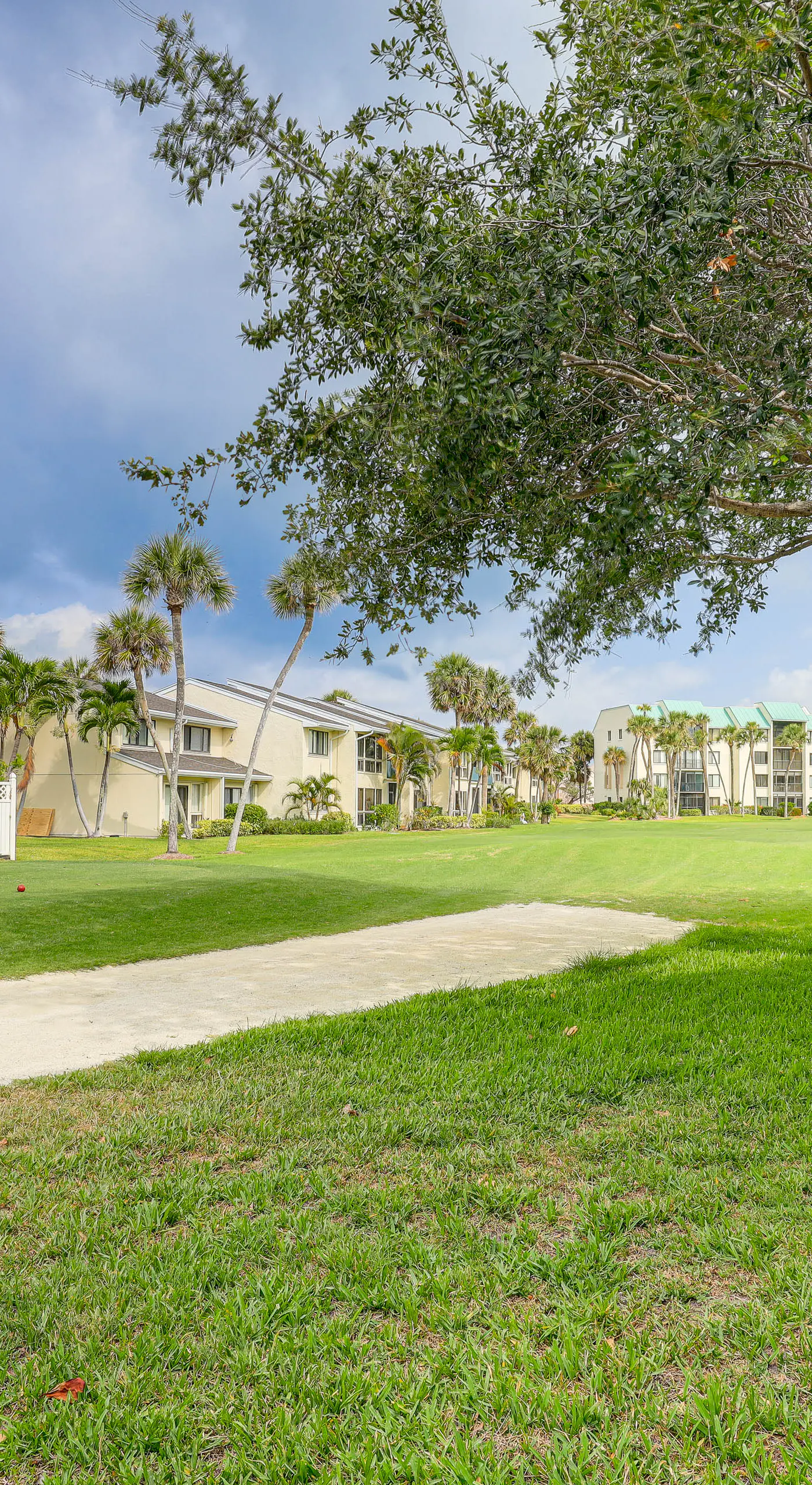 Fort Pierce Condo w/ Screened Porch: Walk to Beach