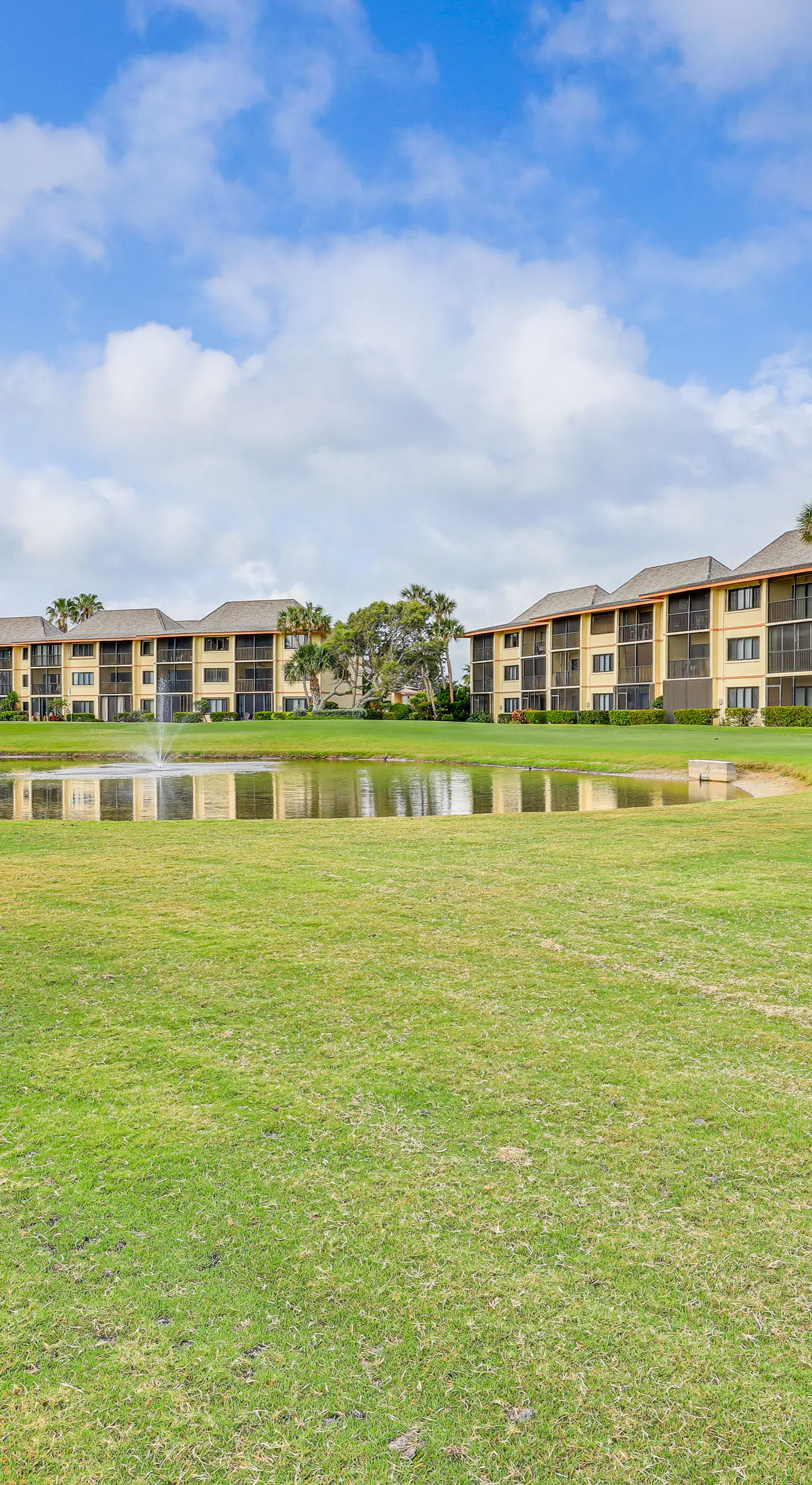 Fort Pierce Condo w/ Screened Porch: Walk to Beach