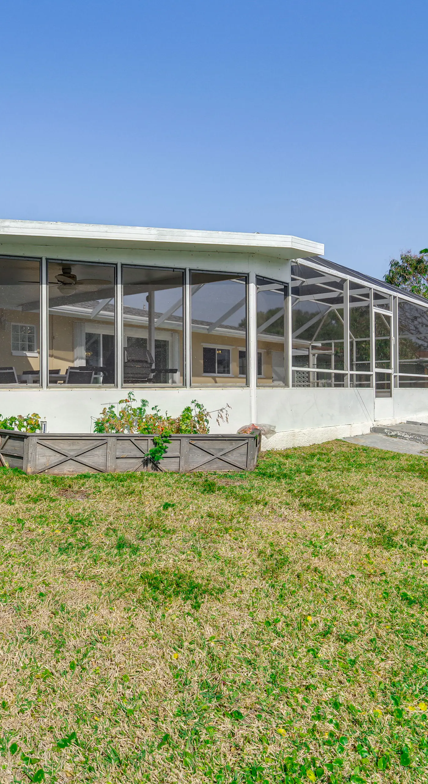 Centrally Located Cocoa Beach Haven: Walk to Shore