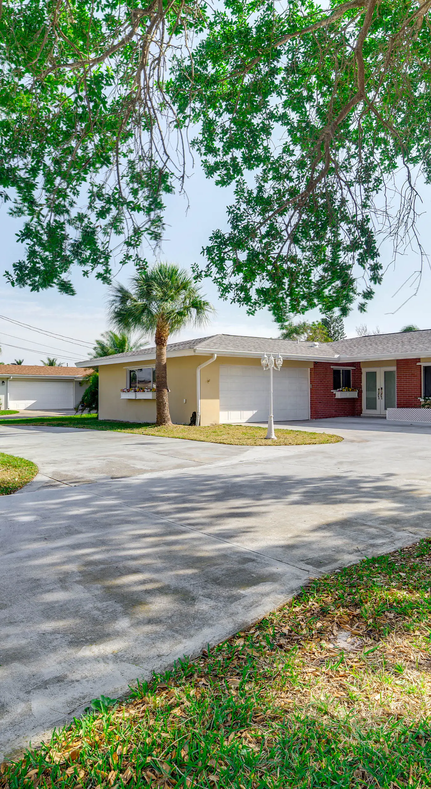 Centrally Located Cocoa Beach Haven: Walk to Shore