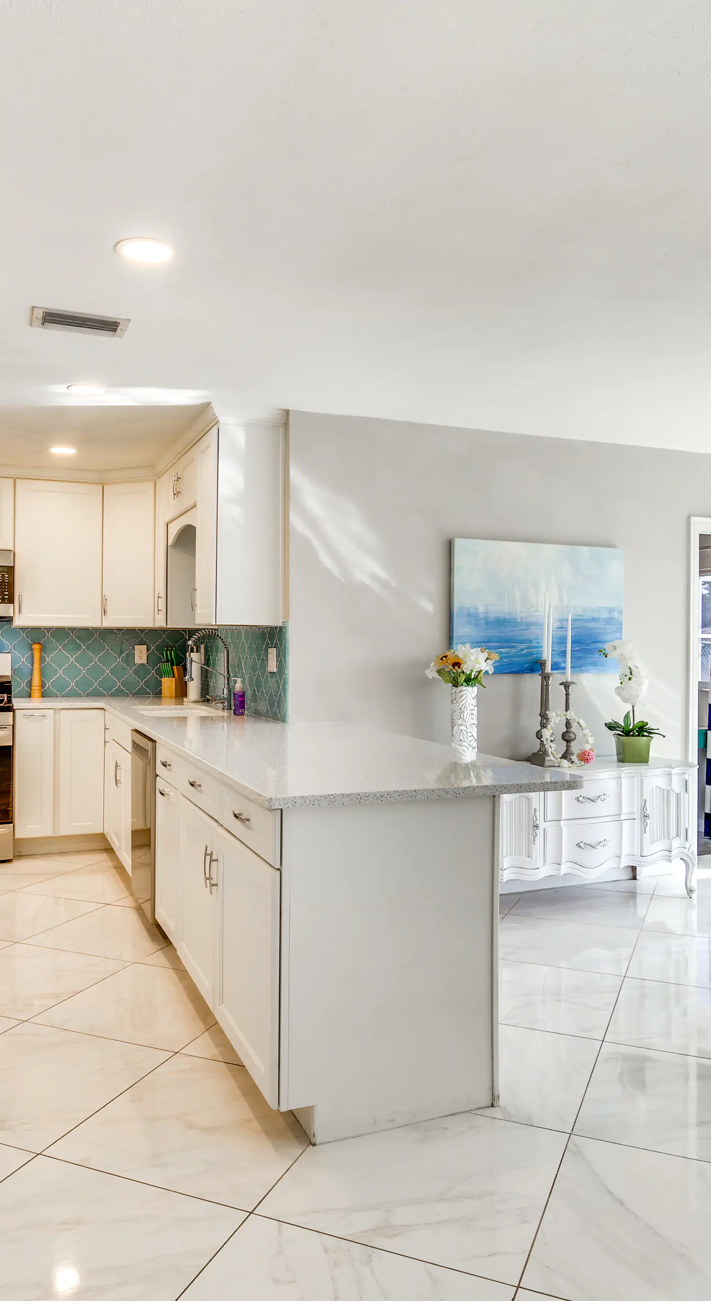 Centrally Located Cocoa Beach Haven: Walk to Shore