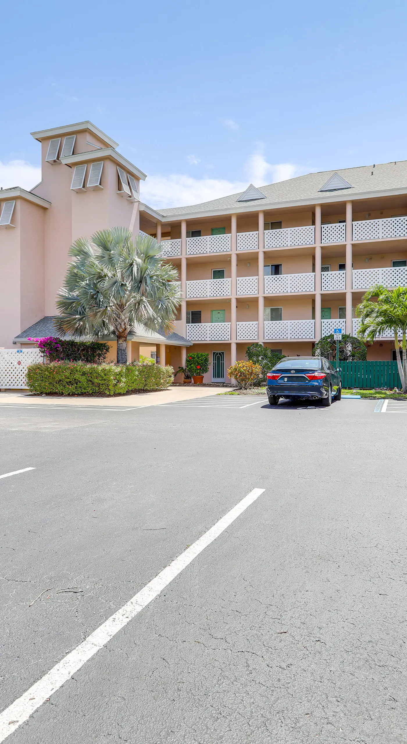 2 Mi to Jupiter Beach: Condo w/ Lake Views