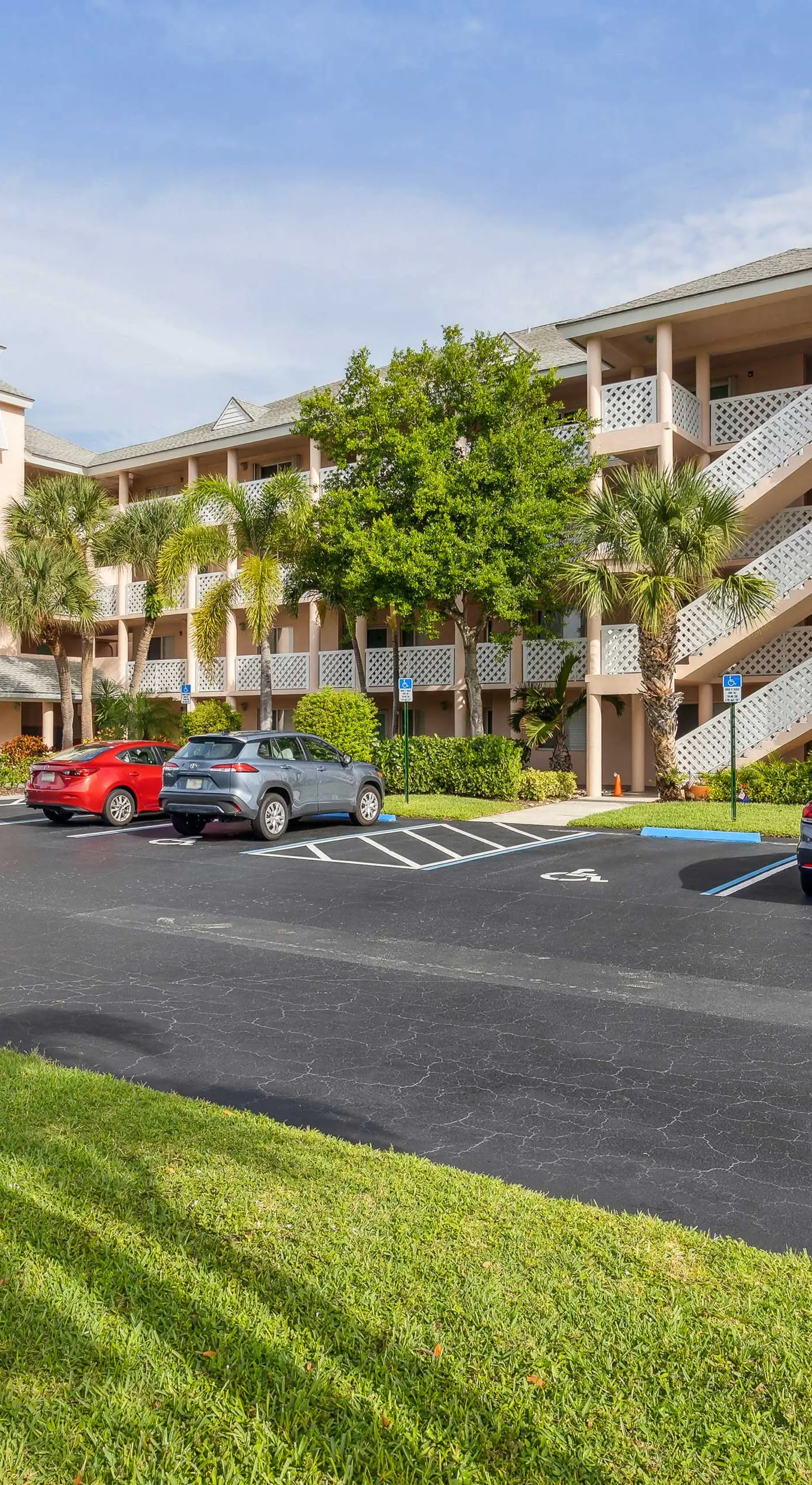 2 Mi to Jupiter Beach: Condo w/ Lake Views