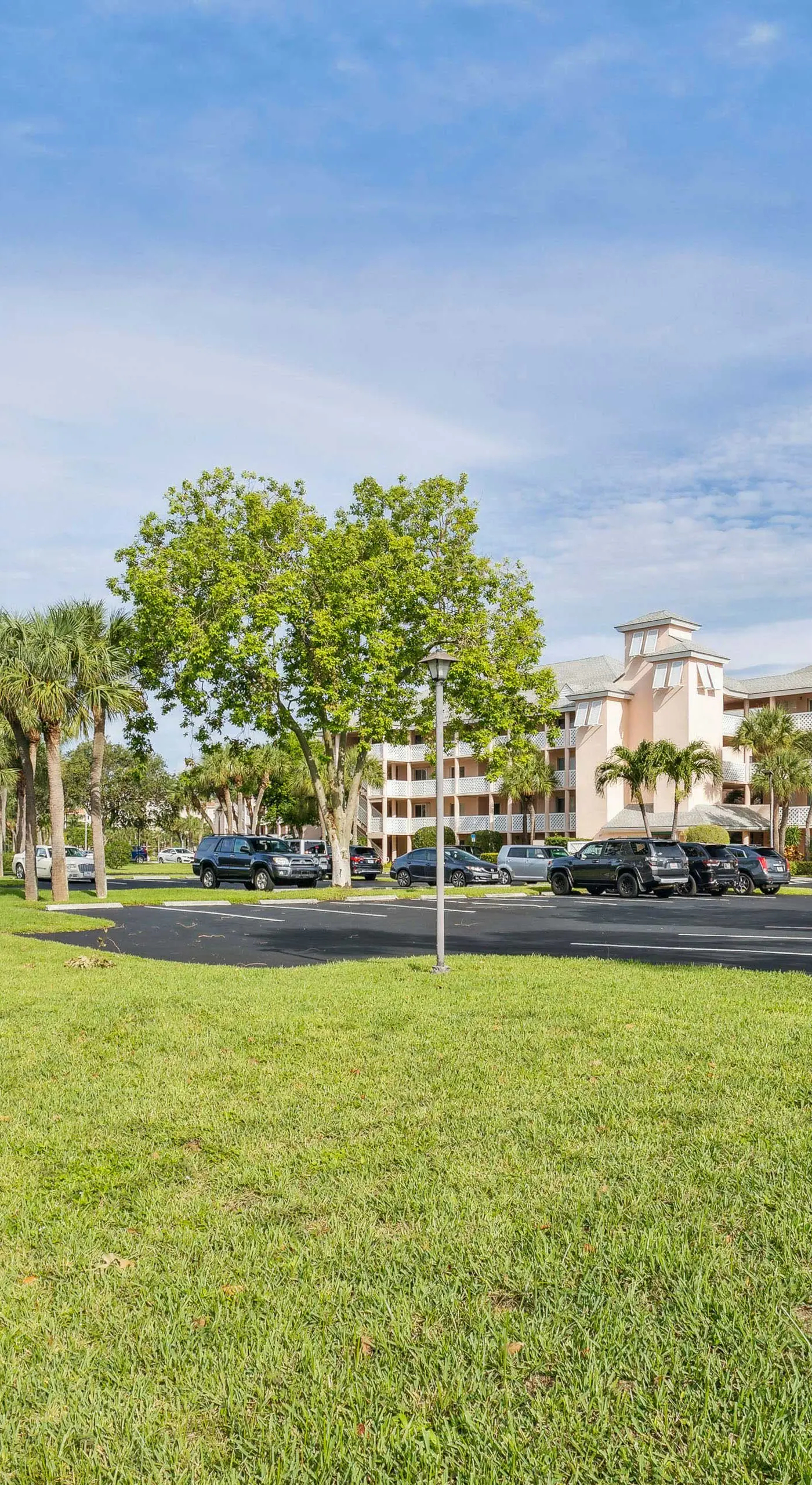 2 Mi to Jupiter Beach: Condo w/ Lake Views