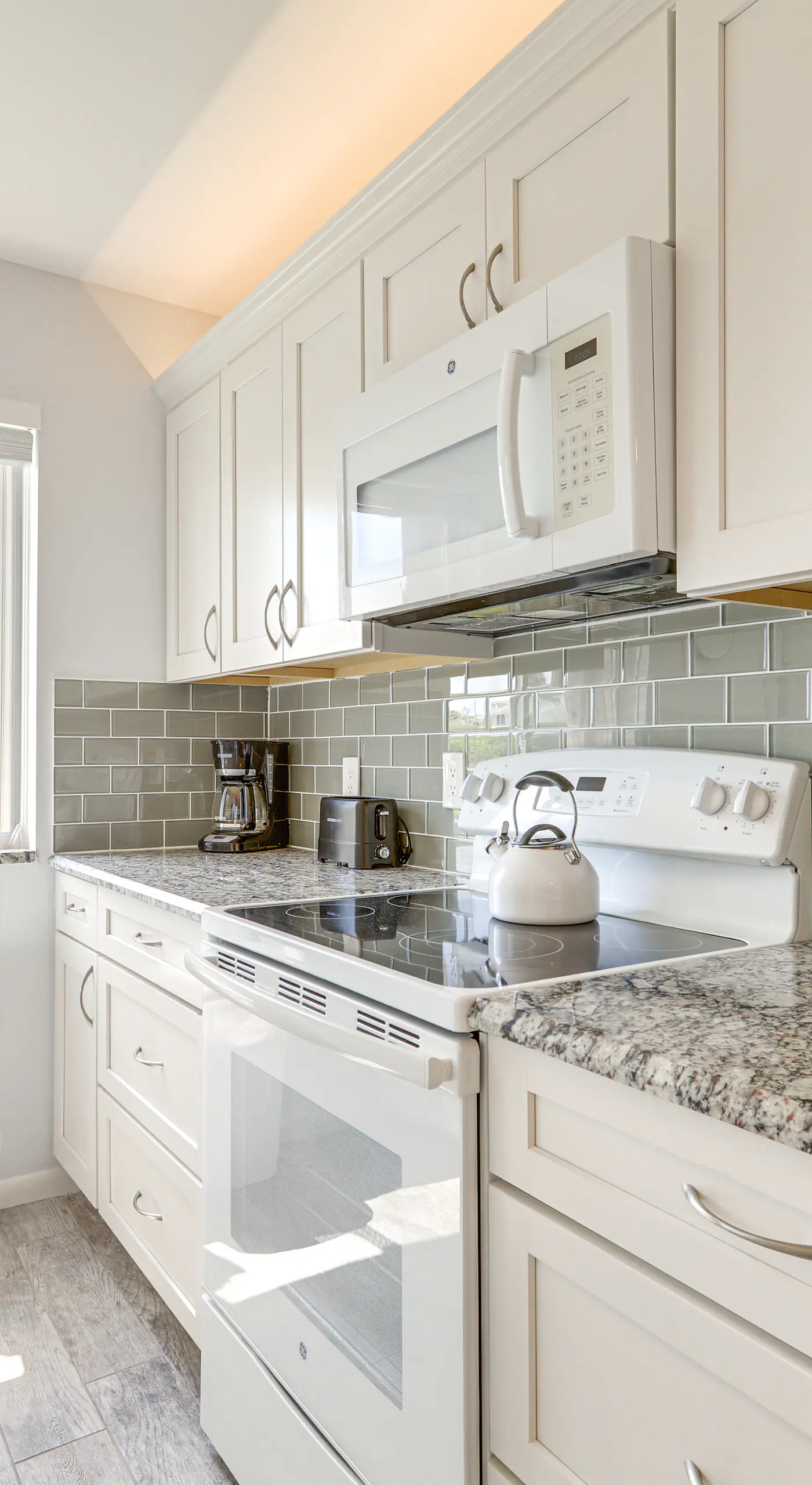 2 Mi to Jupiter Beach: Condo w/ Lake Views