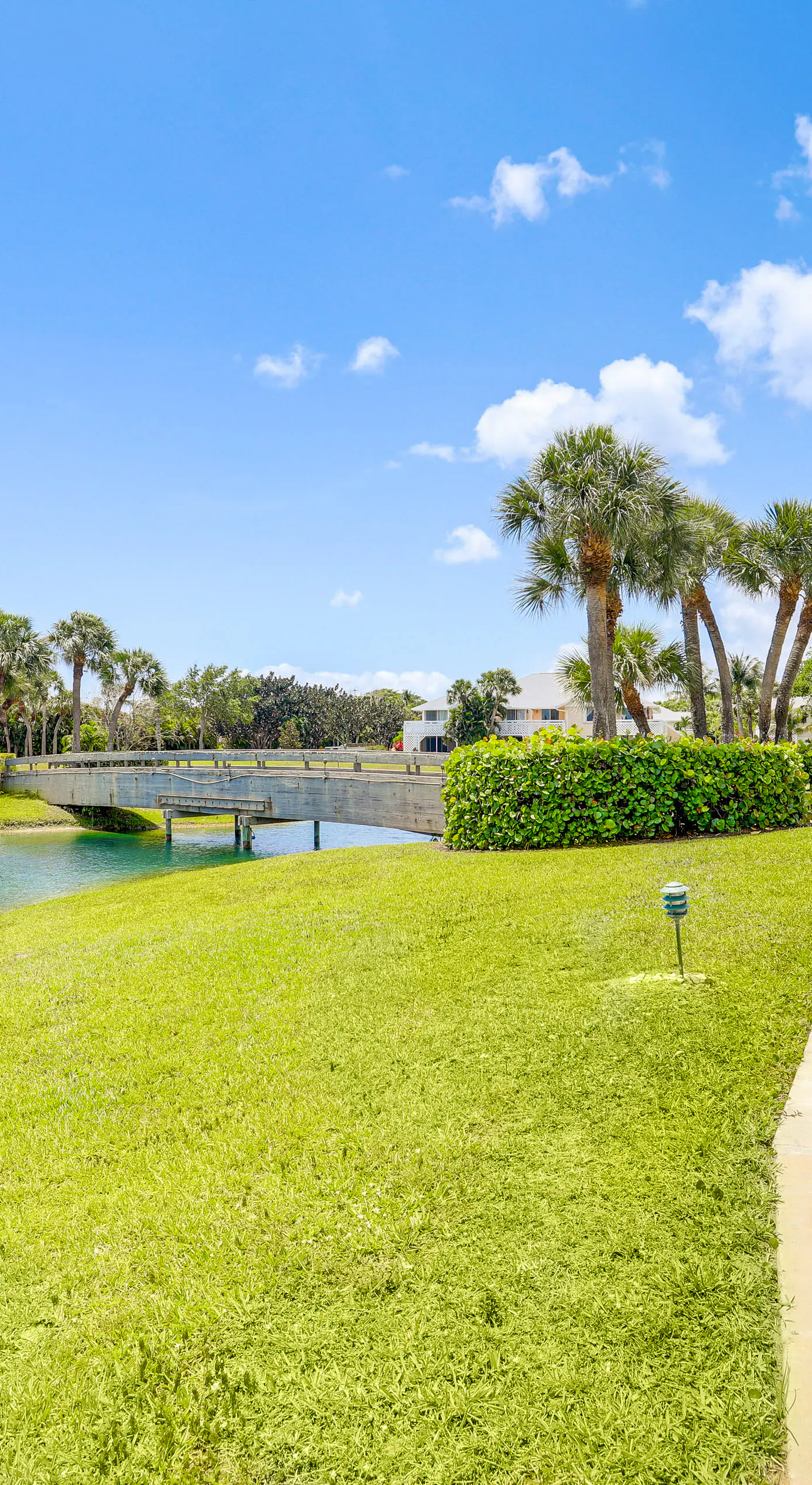 2 Mi to Jupiter Beach: Condo w/ Lake Views