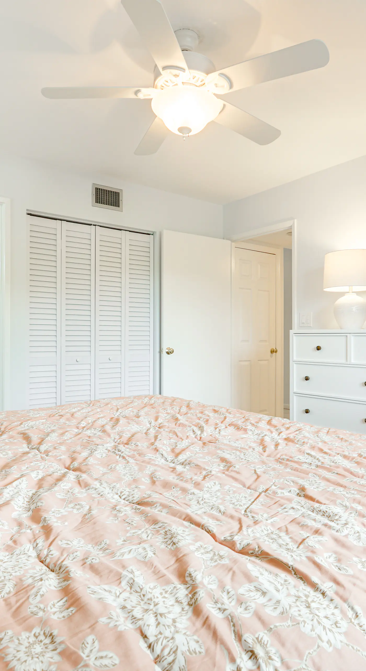 2 Mi to Jupiter Beach: Condo w/ Lake Views