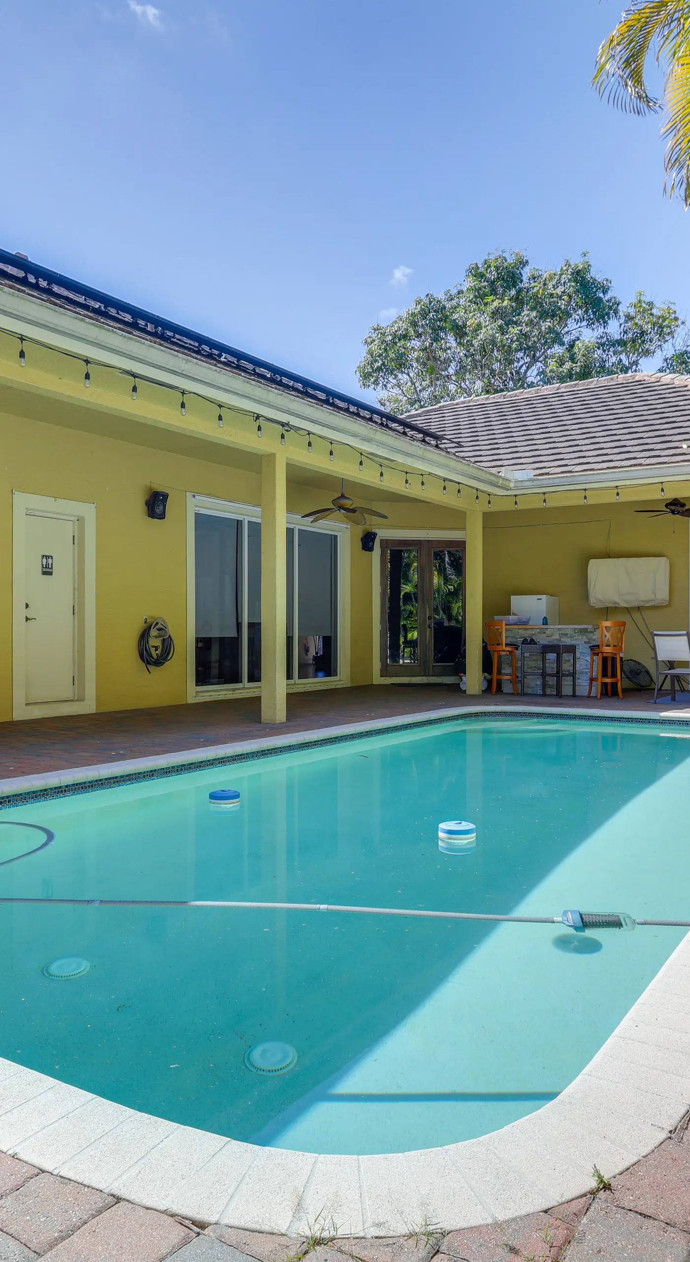 5 Mi to Jupiter Beach Park: Poolside Oasis!