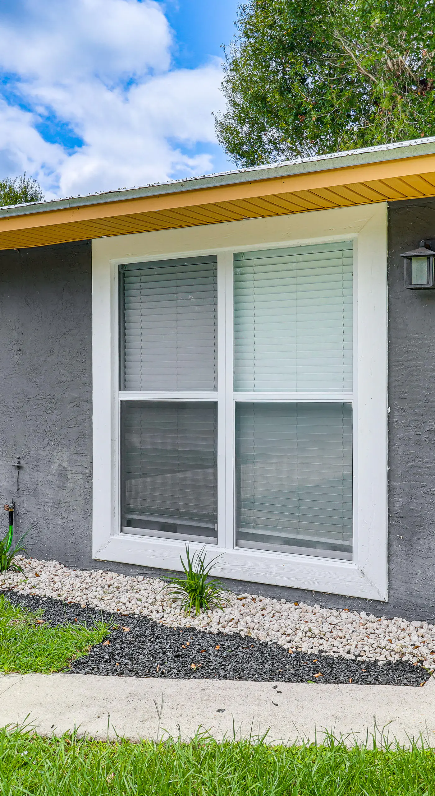 Mins to Beaches & HCA Hospital: Fort Pierce Home