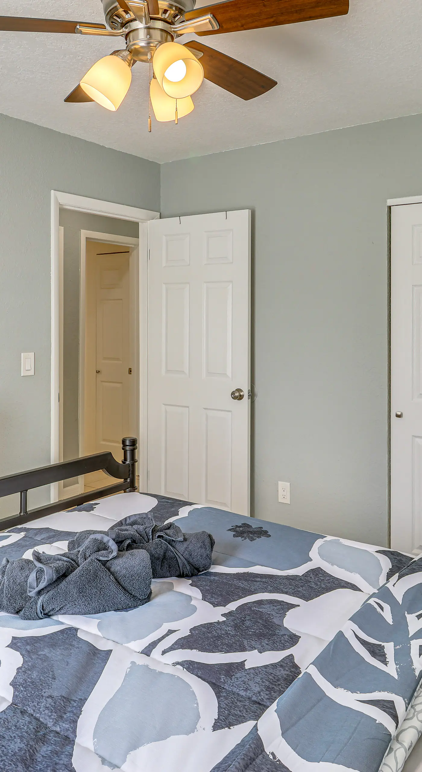 Mins to Beaches & HCA Hospital: Fort Pierce Home