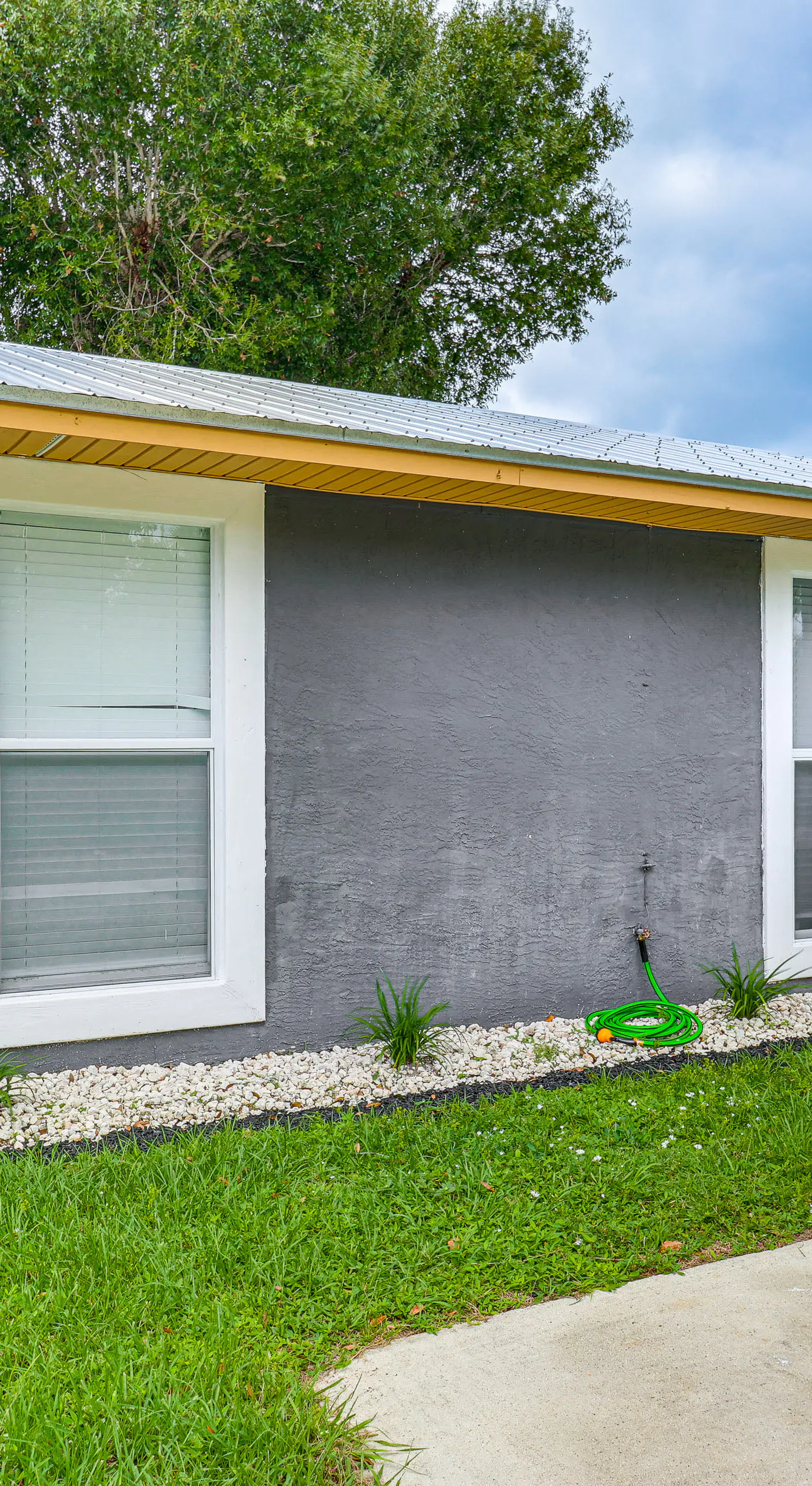 Mins to Beaches & HCA Hospital: Fort Pierce Home