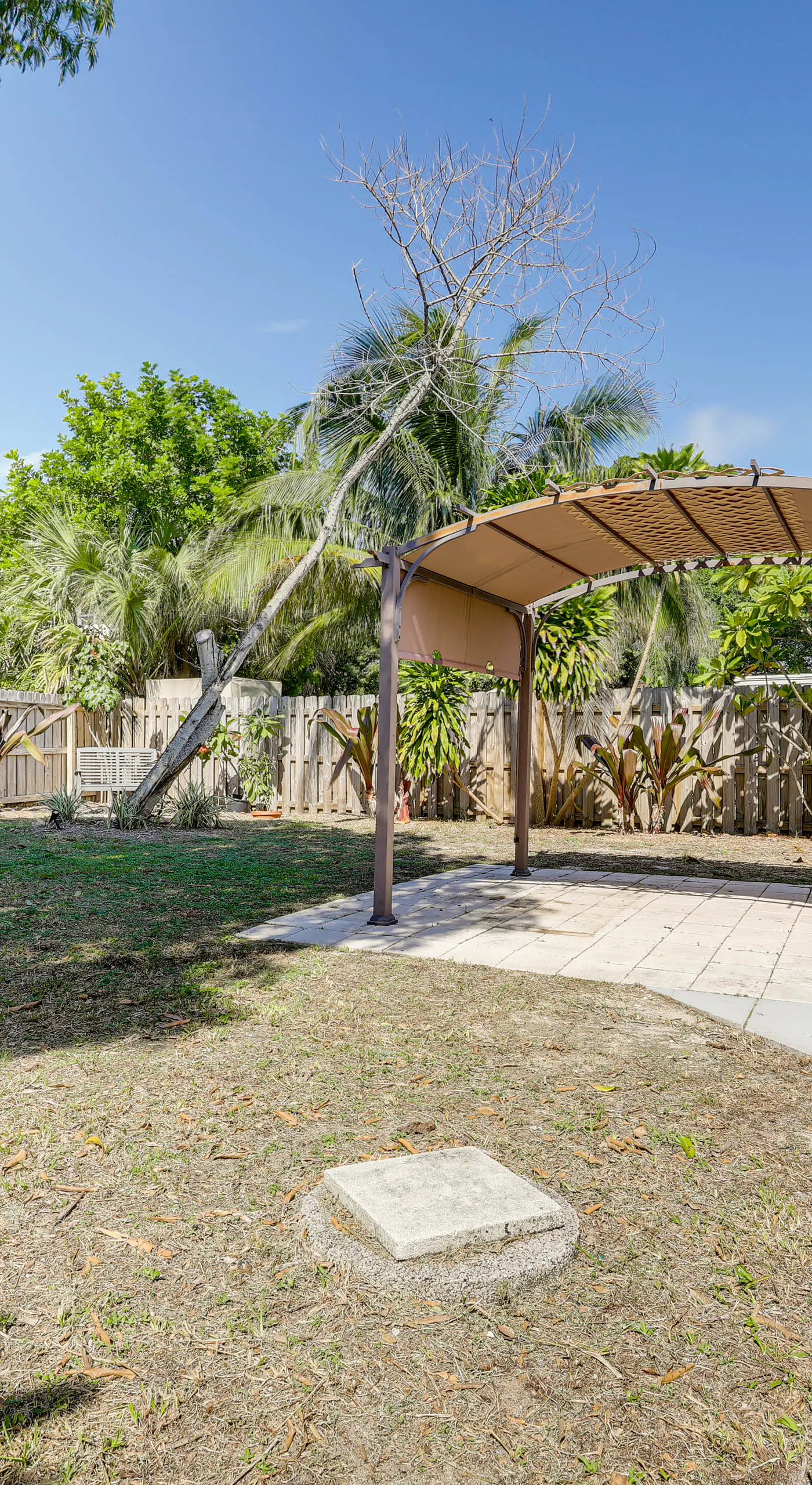 3 Mi to Jensen Beach: Pet-Friendly Getaway w/ Yard