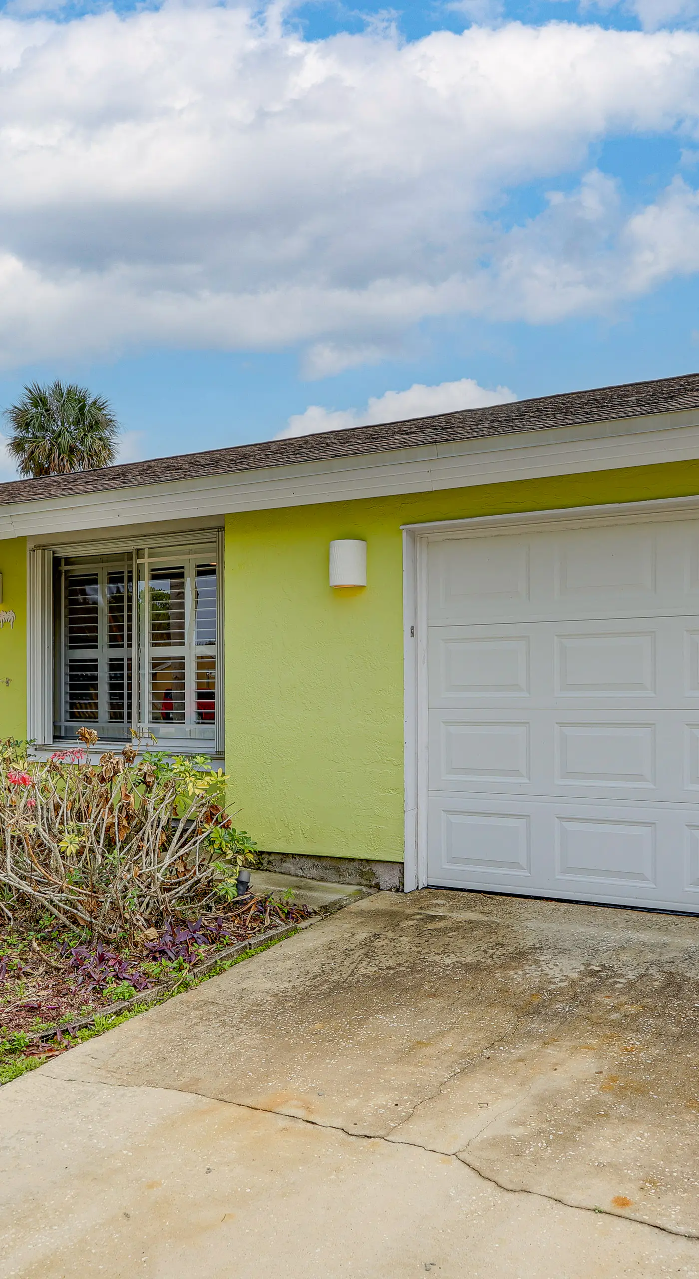Screened Porch + Patio: Group Getaway in Palm Bay!
