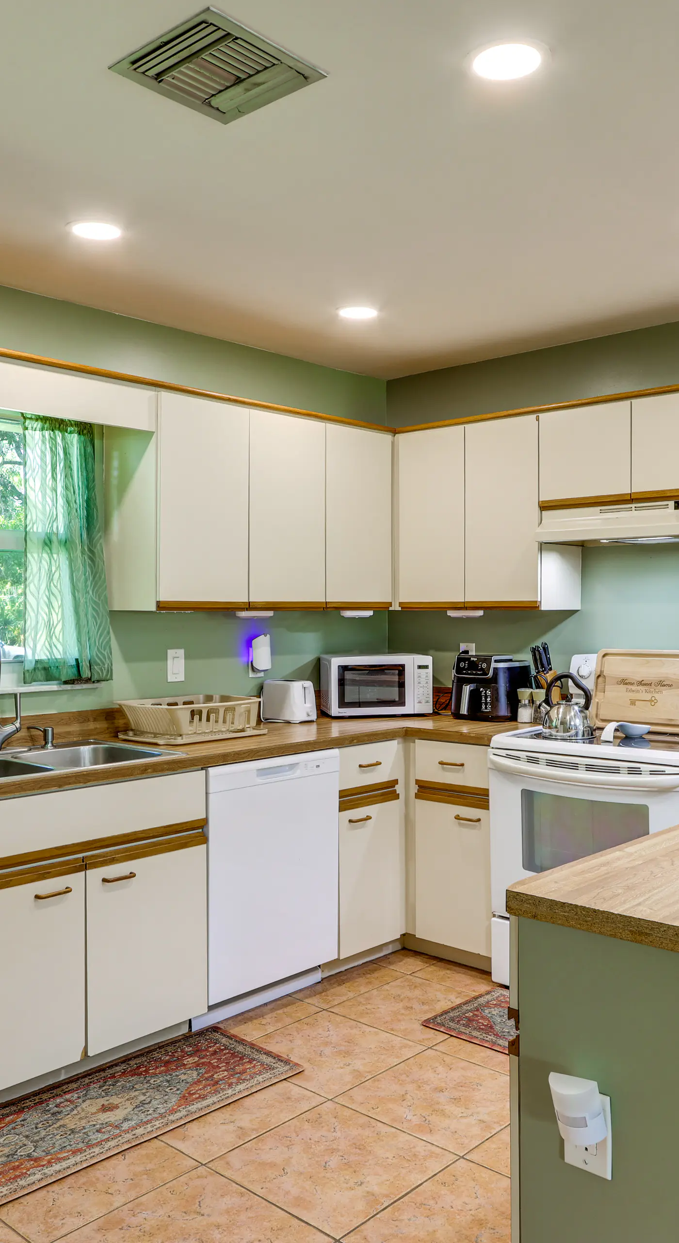 Private Yard, Lanai! Pet-Friendly Fort Pierce Home