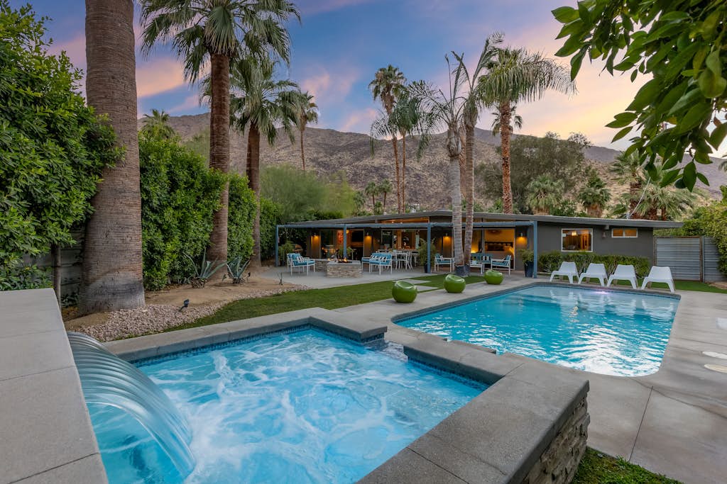 Mesa Mid-Century – Chic Poolside Escape