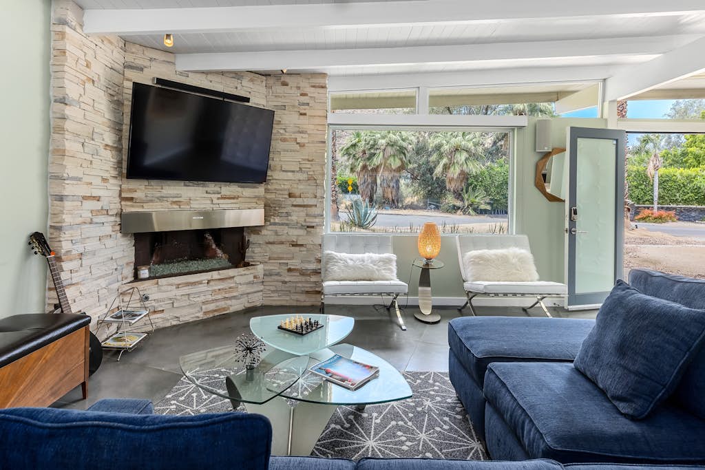 Mesa Mid-Century – Chic Poolside Escape