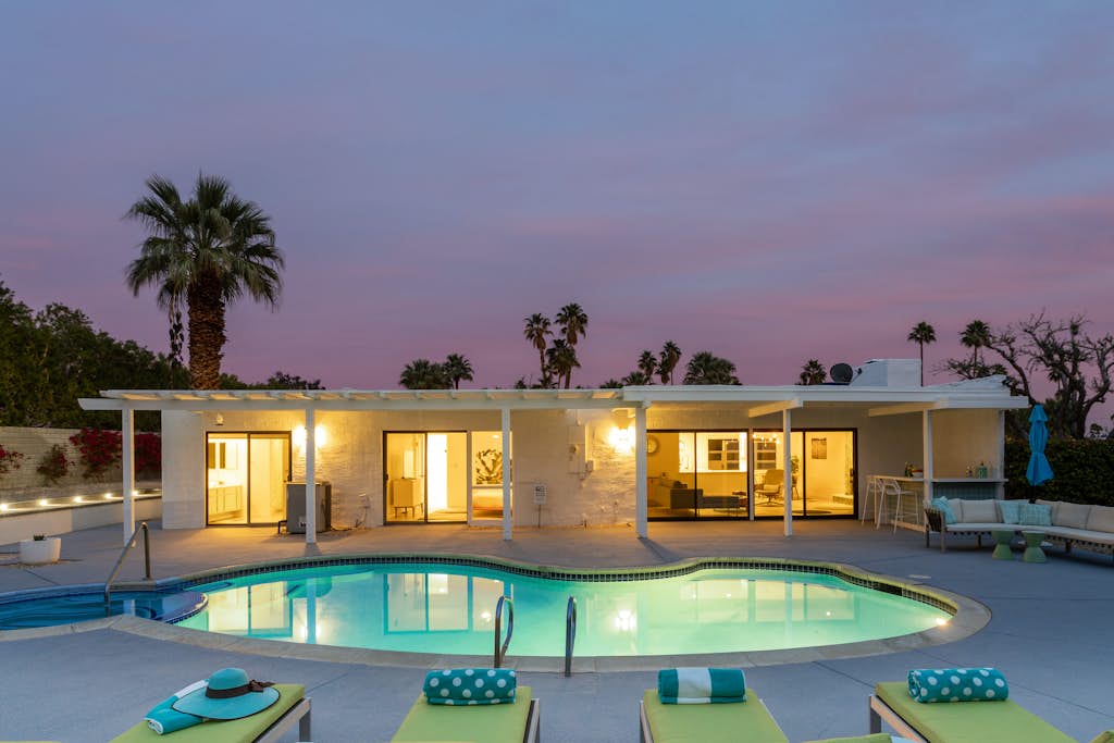 Lena's Hideaway – Swanky Mid-Mod Palm Springs Retreat