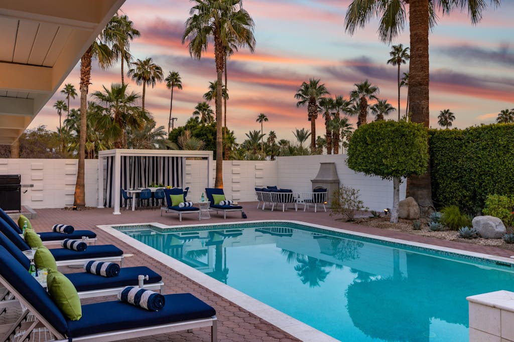 Blue Oasis - Resort Pool, Spa & Tiki Bar