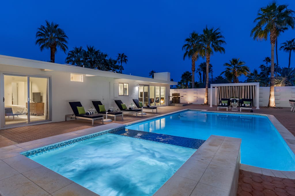 Blue Oasis - Resort Pool, Spa & Tiki Bar