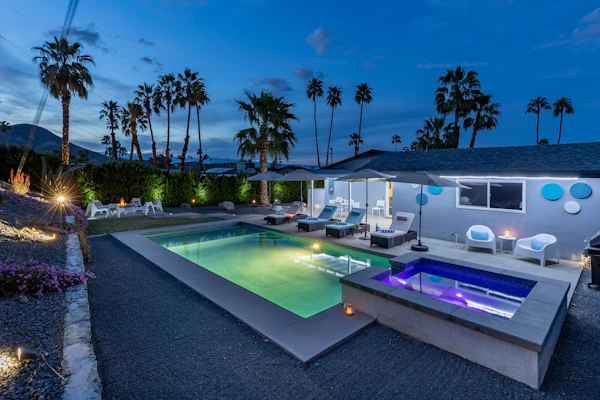 Top of the Cove – Fun Retro Pool Retreat