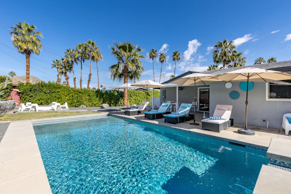 Top of the Cove – Fun Retro Pool Retreat