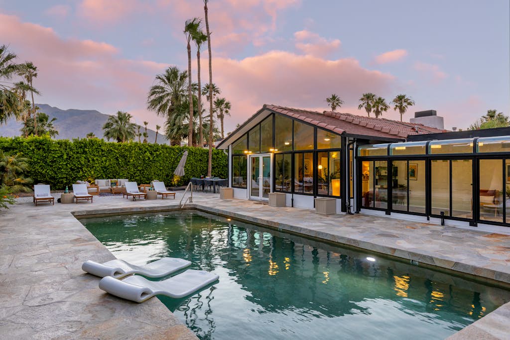 Escuela Sunset – Palm Springs Pool Retreat