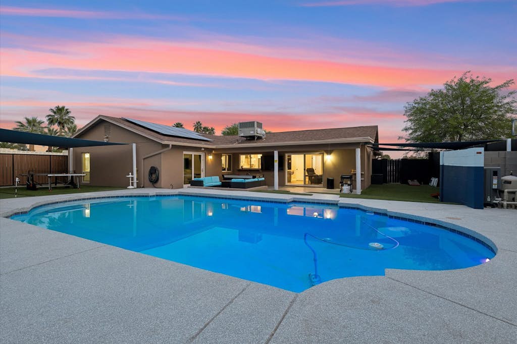 Roll and Roam - private pool, fire pit, games, and just minutes from Old Town Scottsdale