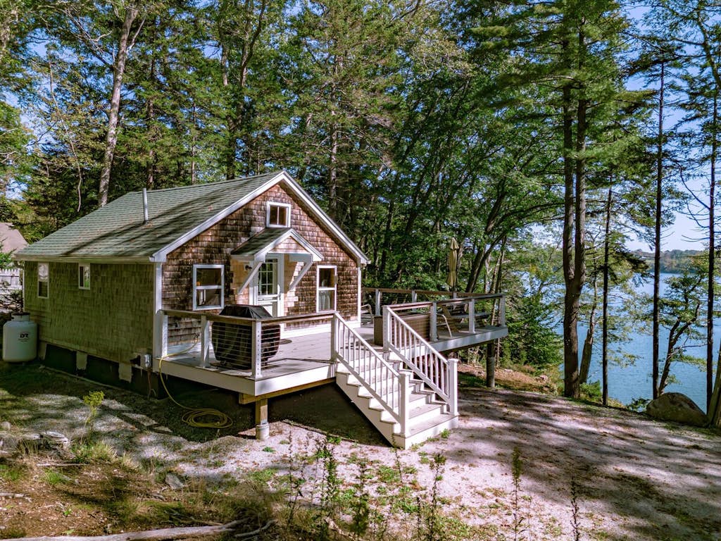 Settlers Cottage, cute Maine home with water views