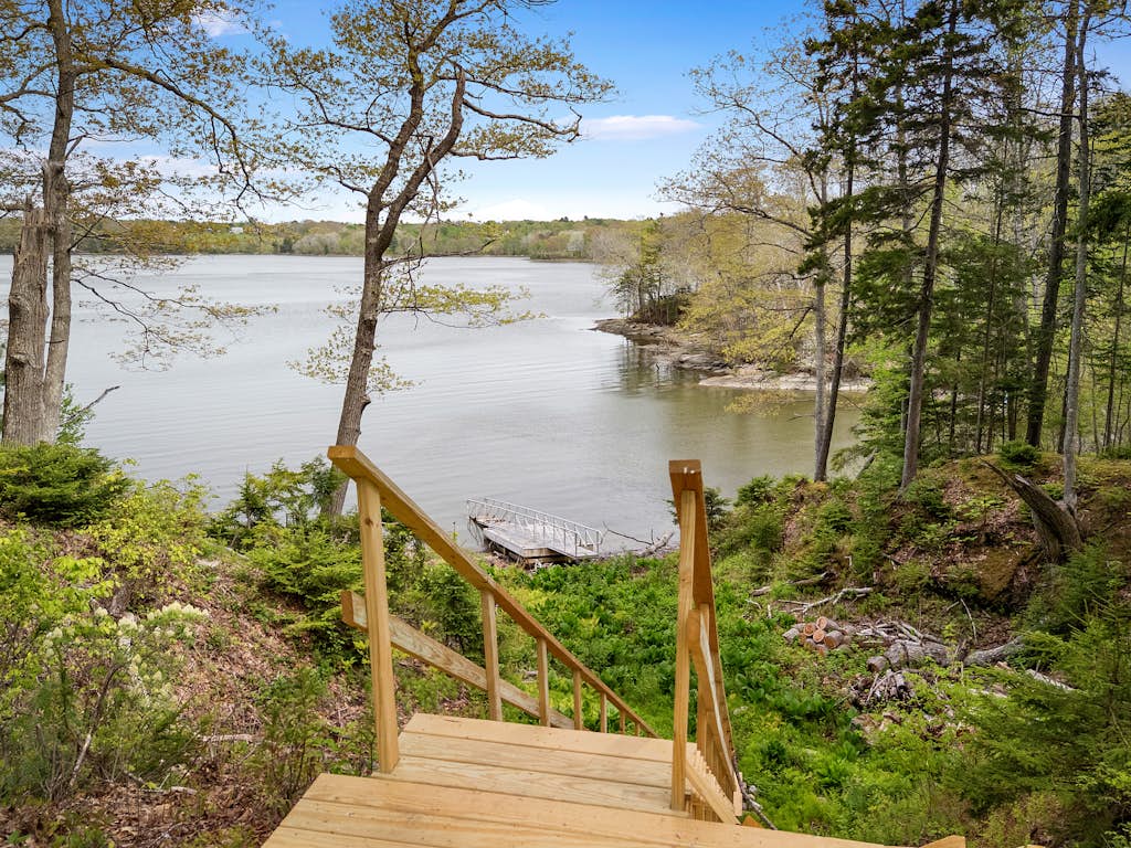Settlers Cottage, cute Maine home with water views