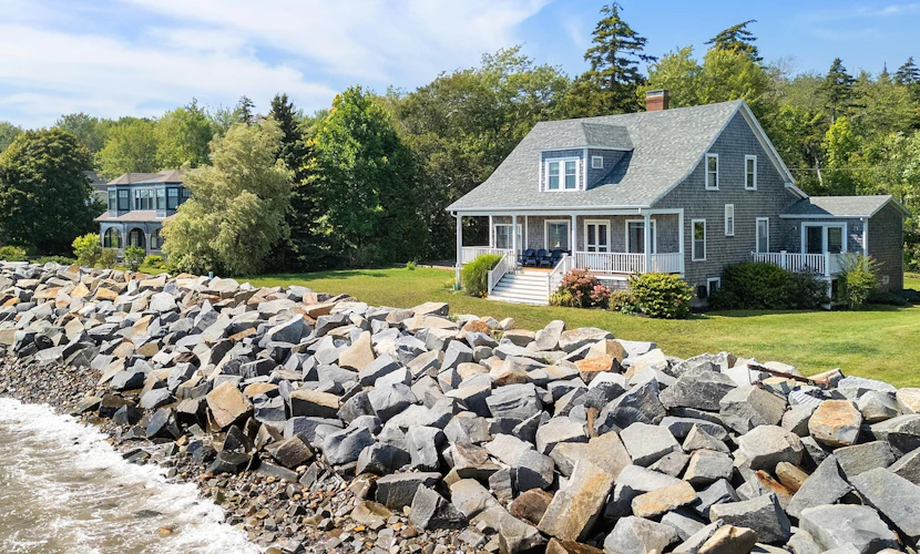 The Spruces, Crescent Beach waterfront 5-bedroom