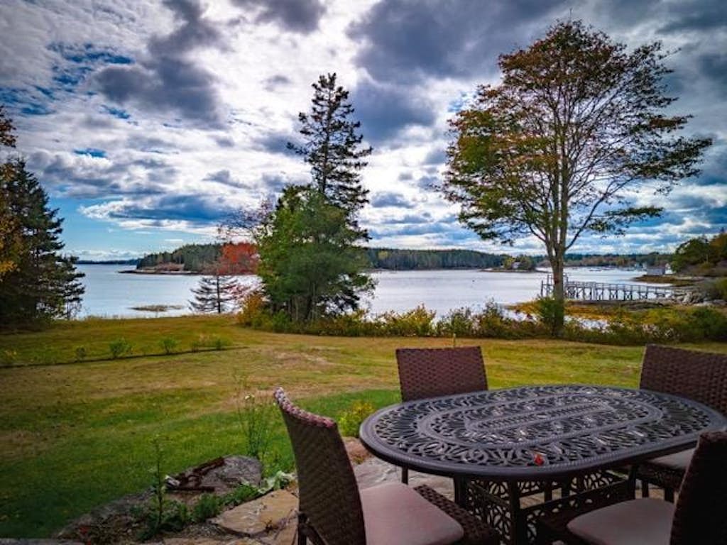 Bee Hive Cottage, romantic Maine waterfront cottag
