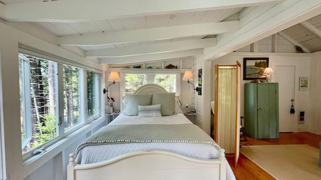 Whispering Spruces; Cozy Studio with Queen Bed & W
