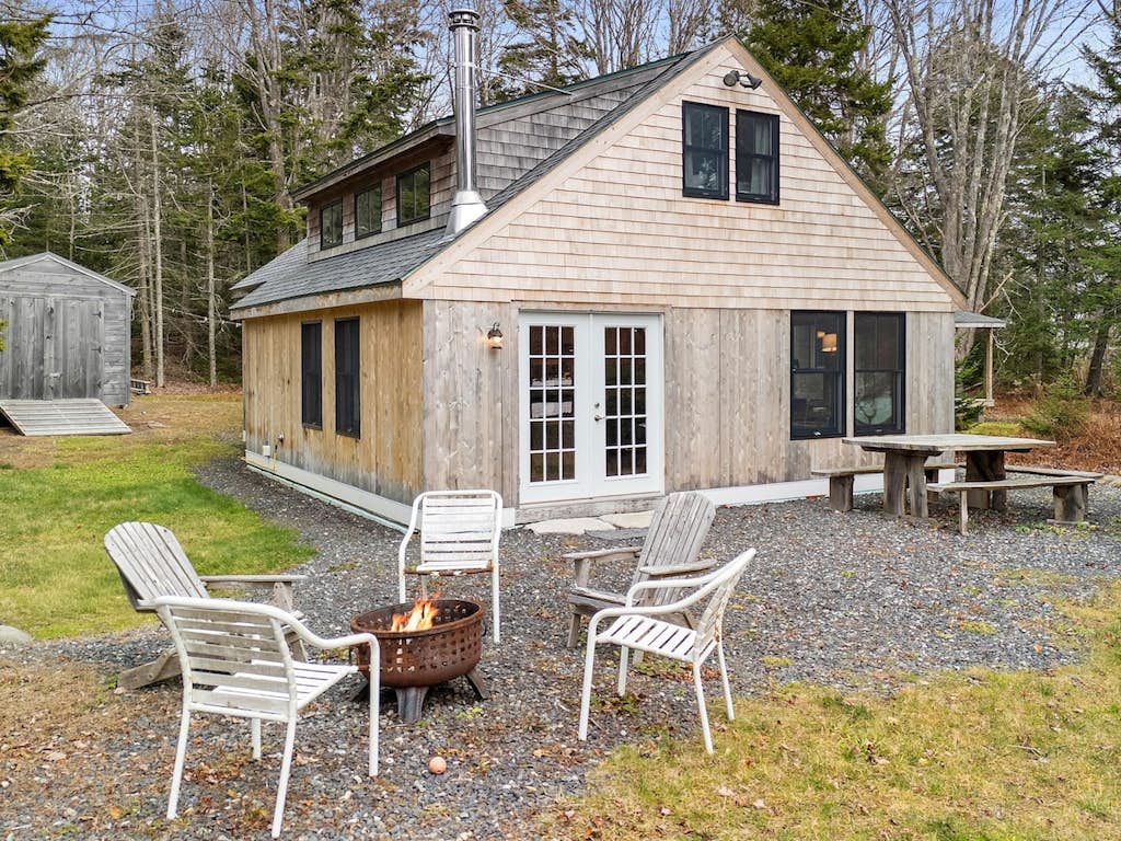 The Tide House, Cozy Waterfront Cottage + Bunkhous