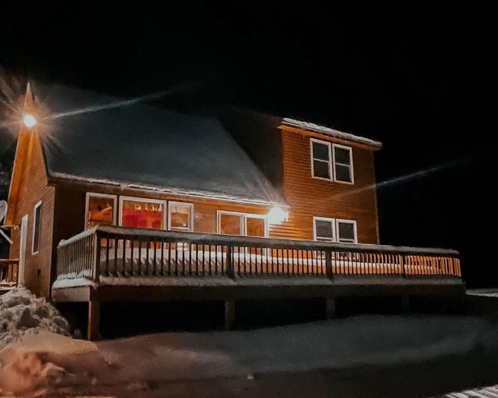 Moosehead State of Mind, 3BR Cabin with Mtn Views & Deck