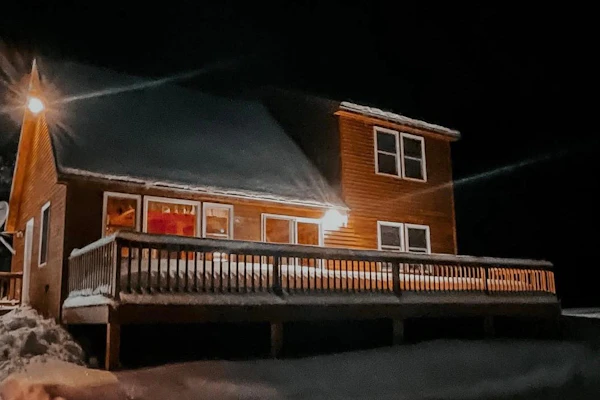 Moosehead State of Mind, 3BR Cabin with Mtn Views & Deck