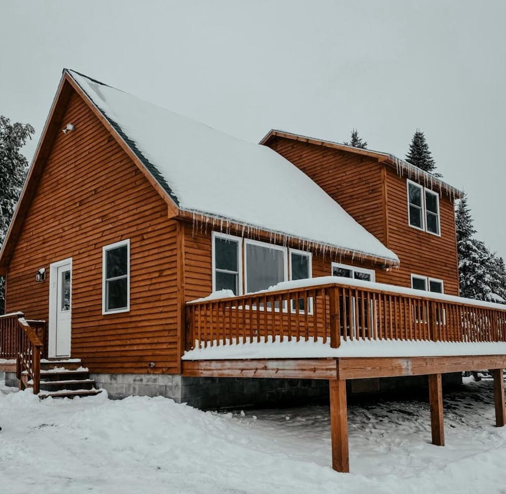 Moosehead State of Mind, 3BR Cabin with Mtn Views & Deck