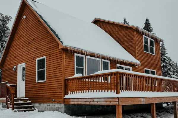 Moosehead State of Mind, 3BR Cabin with Mtn Views & Deck