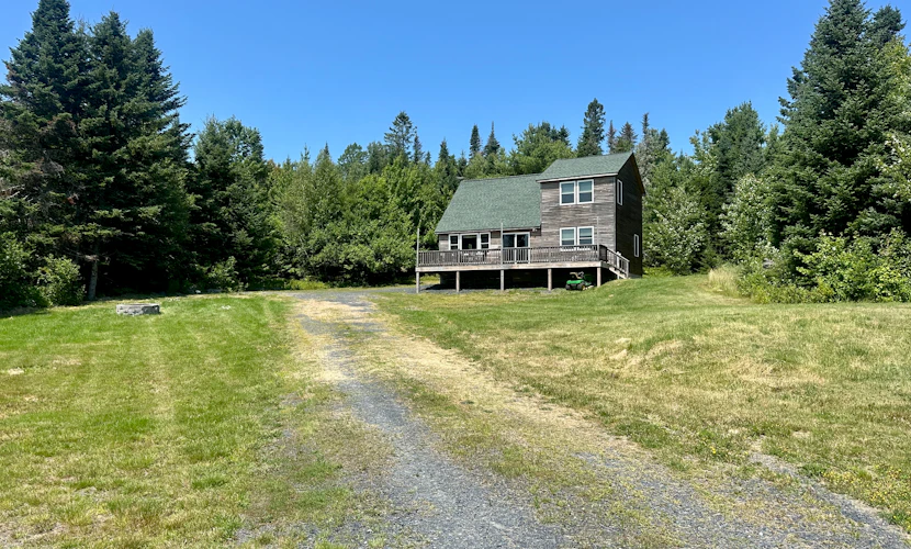 Moosehead State of Mind, 3BR Cabin with Mtn Views & Deck