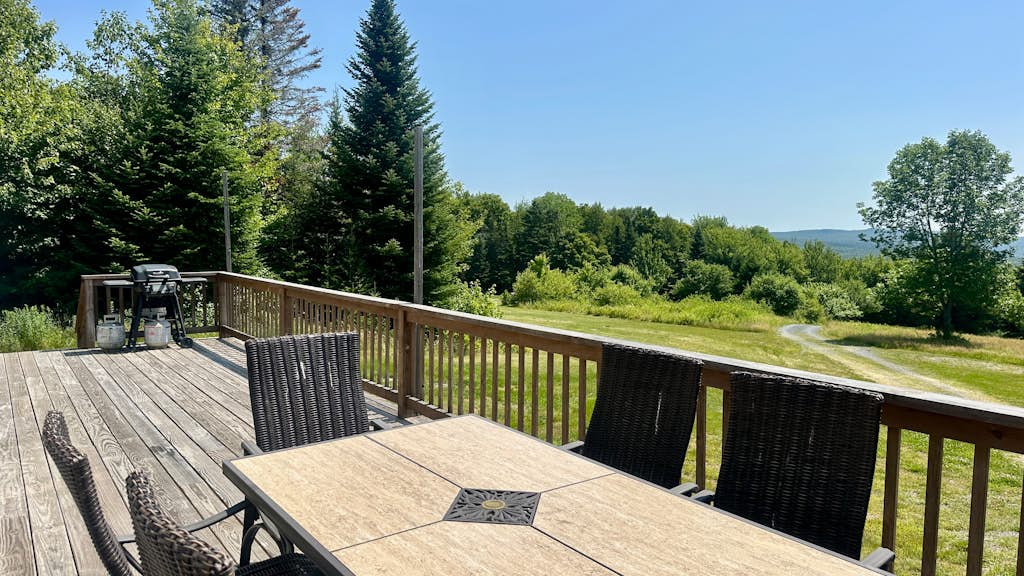 Moosehead State of Mind, 3BR Cabin with Mtn Views & Deck