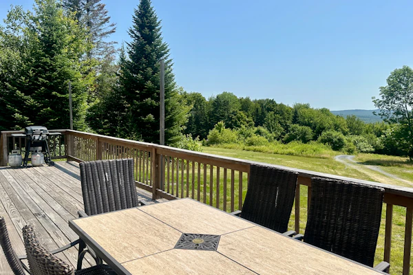 Moosehead State of Mind, 3BR Cabin with Mtn Views & Deck