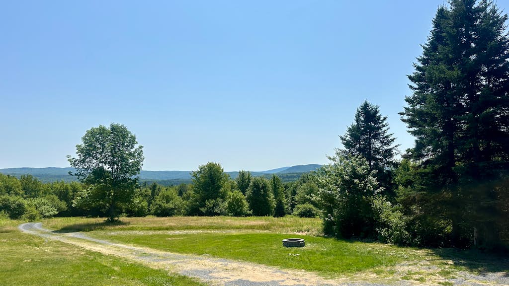 Moosehead State of Mind, 3BR Cabin with Mtn Views & Deck