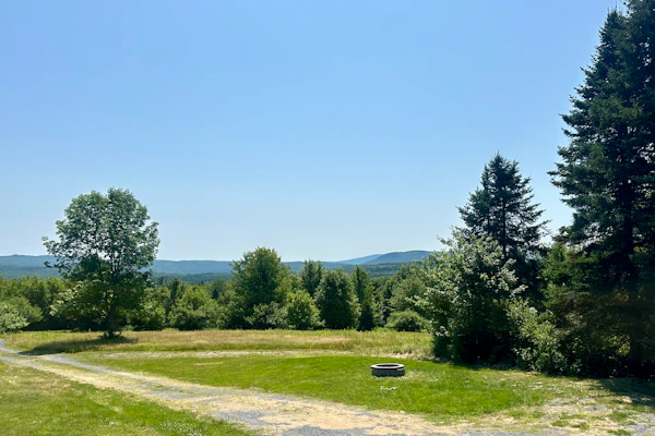Moosehead State of Mind, 3BR Cabin with Mtn Views & Deck