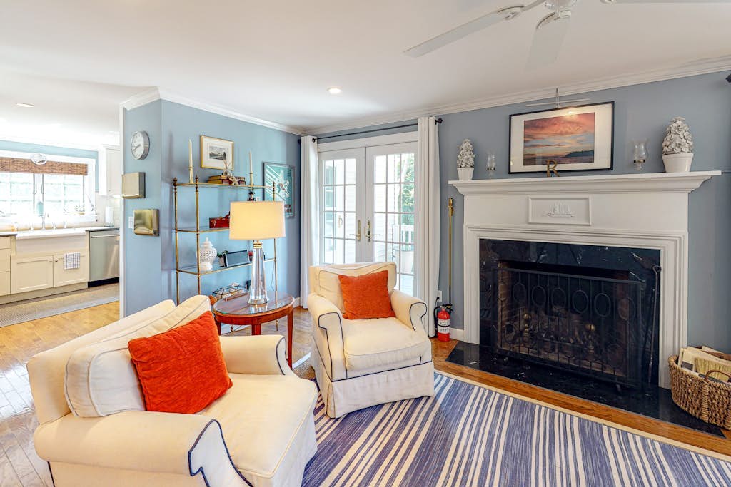 Lovely home within walking distance of the bay & dining