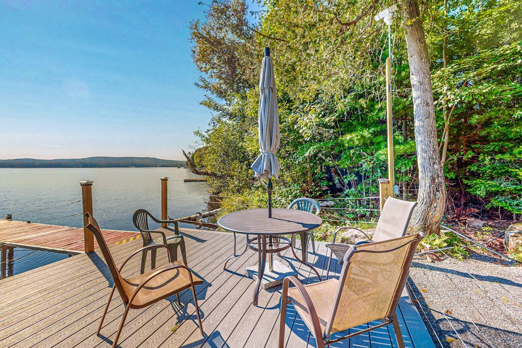 Dog-Friendly, lakefront gem with private dock, deck, horseshoe pit & firepit