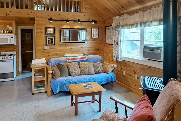 Lakefront cottage with full kitchen, firepit, gas grill, Wifi, a/c