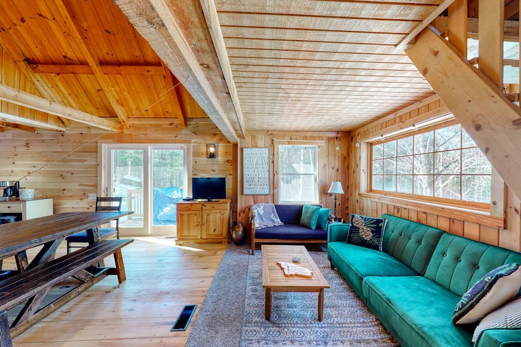 Cozy woodsy Cabin w/ a Deck, Firepit, Gas Grill, Free WiFi, & Full Kitchen