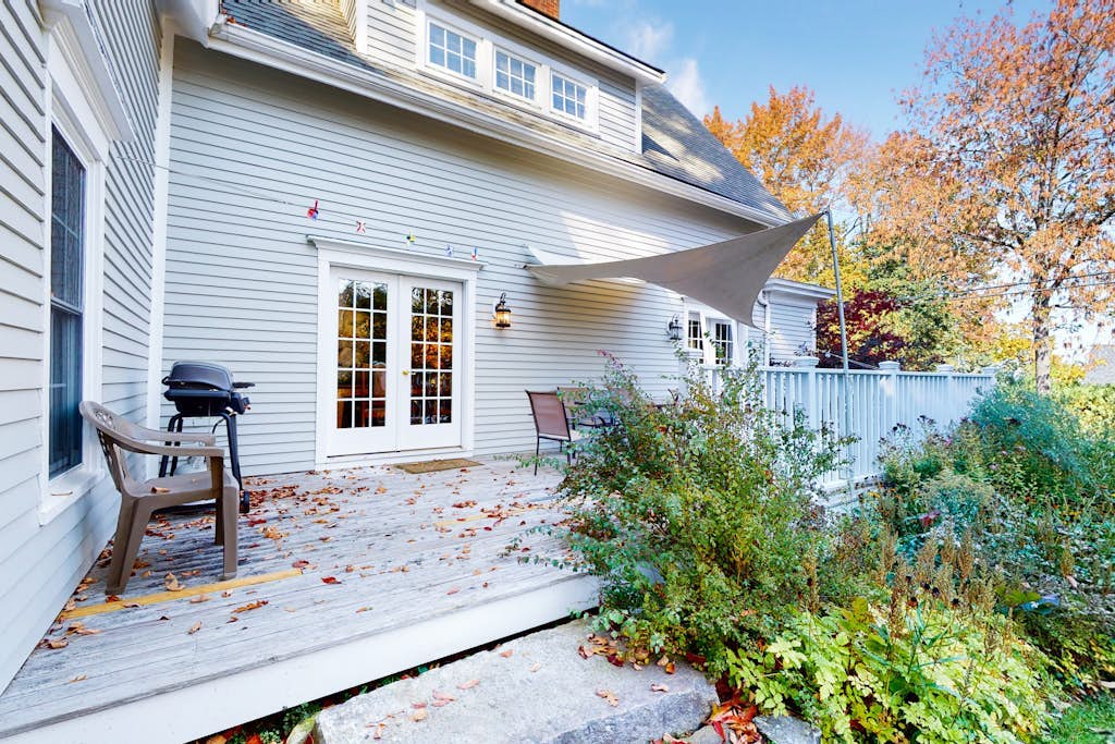 Walkable apartment with water view, washer/dryer & full kitchen