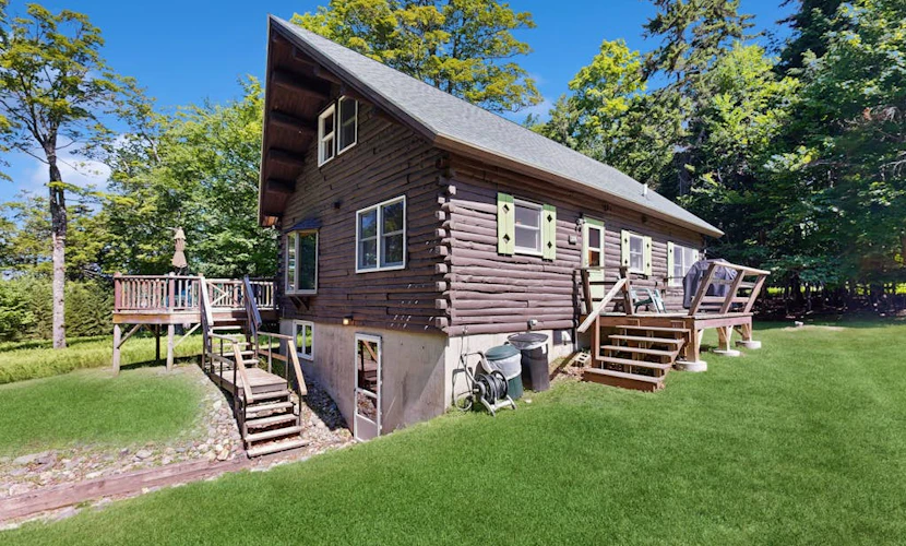 Beautiful home with WiFi, lake view, deck, & firepit - walk to beach