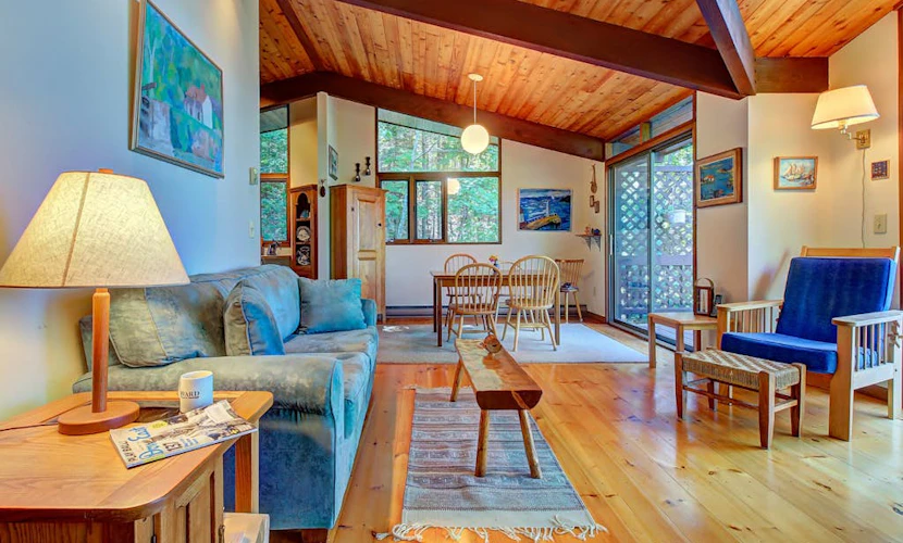 Beautiful hidden Waterfront Retreat with Rocky Beach
