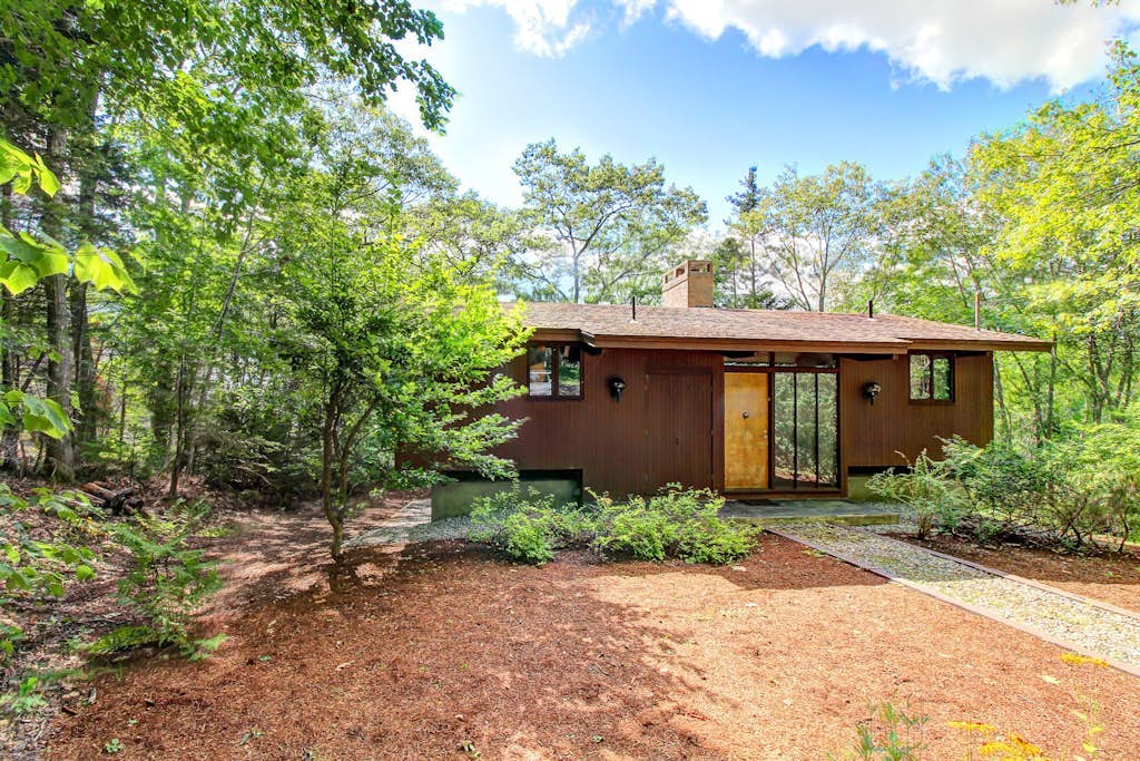 Beautiful hidden Waterfront Retreat with  Rocky Beach